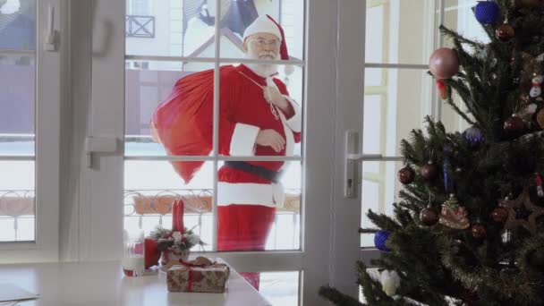 Santa Claus Memegang Tas Hadiah Belakang Tasnya Dan Melambaikan Tangan — Stok Video