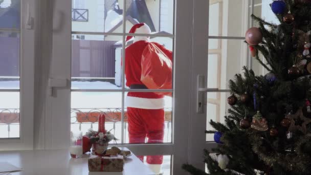 Papai Noel Sai Casa Fecha Porta Rapazinho Vem Mesa Para — Vídeo de Stock