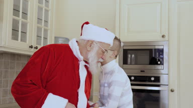 Gözlüklü küçük çocuk bir şey Santas kulağına fısıldıyor. Ihtiyar adam çok dikkatle dinle. Yaşlı adam kafasını olumsuz sallar. Çocuk sormak bazı hediyeler Noel için.