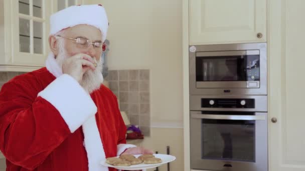 Papai Noel Traje Vermelho Senta Móveis Cozinha Homem Velho Come — Vídeo de Stock