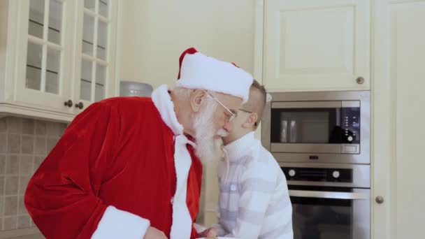 Gözlüklü Küçük Çocuk Bir Şey Santas Kulağına Fısıldıyor Ihtiyar Adam — Stok video