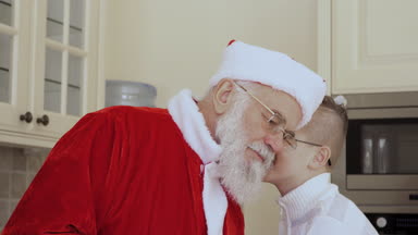 Gözlüklü küçük çocuk bir şey Santas kulağına fısıldıyor. Ihtiyar adam çok dikkatle dinle. Yaşlı adam kafasını olumsuz sallar. Çocuk sormak bazı hediyeler Noel için.