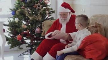 Sökülen ceket ve Noel baba küçük çocuk, oturma odasında kanepede oturuyor. Çocuk verir Ihtiyar için örtmek. Yaşlı adam zarf açar ve duygularla sürpriz Noel mektubu okur.