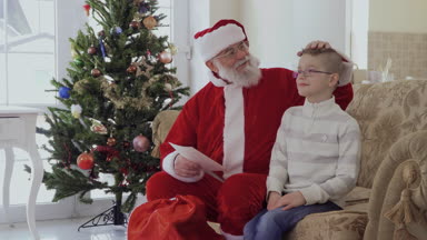 Küçük çocuk Noel dilek listesi için getiriyor ve yaşlı adam ve sit koltukta oturur. Ihtiyar açar zarf ve mektup okur. Dedesi Childs'ın başını okşayarak çok memnun olduğunu ve verir
