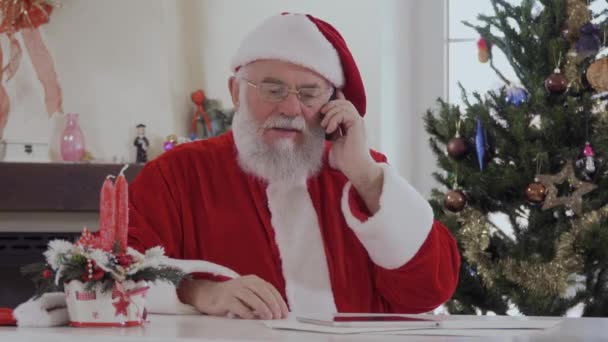 Weihnachtsmann Mit Ernstem Gesicht Rotem Kostüm Neben Hell Geschmücktem Tannenbaum — Stockvideo