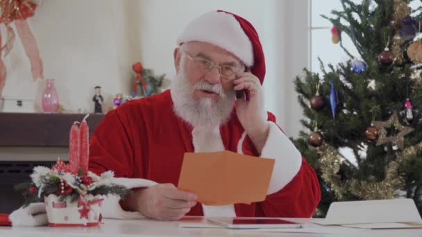 Papai Noel Com Rosto Sério Traje Vermelho Perto Abeto Decorado — Vídeo de Stock