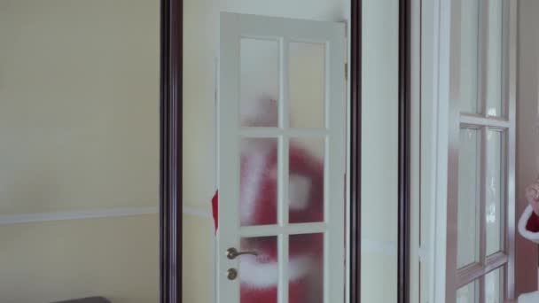 Père Noël Costume Rouge Marche Dans Couloir Regarde Dans Miroir — Video