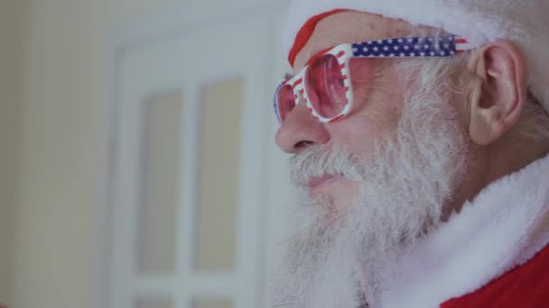 Santa Claus Mit Pinkfarbener Sonnenbrille Und Weihnachtskostüm Lacht Die Kamera — Stockvideo
