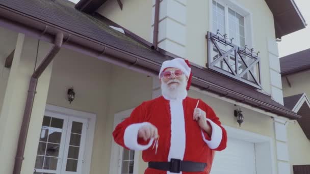 Санта Клаус Розовых Очках Дрожит Ключи Стоящие Рядом Большим Новым — стоковое видео