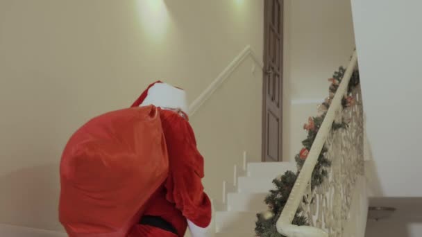 Papai Noel Entra Discretamente Casa Com Seu Grande Saco Vermelho — Vídeo de Stock