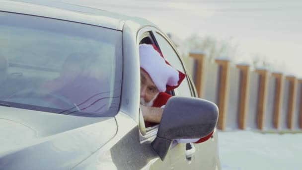 Weihnachtsmann Rotem Kostüm Und Hut Sitzt Seinem Neuen Grauen Auto — Stockvideo