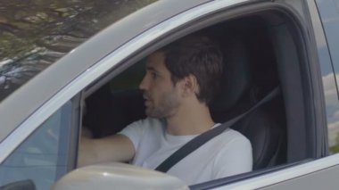 Genç adam konuşmak ile modern arabada oturan onun kızı. Kamera otomatik taşıyın. Ağır çekim.