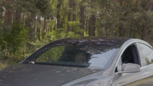 Młody Człowiek Jeździć Nowoczesny Samochód Jego Dziewczyną Piękna Para Podróż — Wideo stockowe