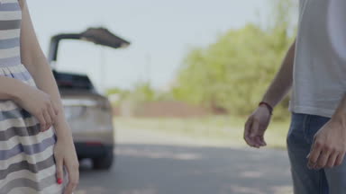 Genç kendi aralarında tartışmada arka plan bulanık otomatik kapı açılması ile çift. Kadın ve adam elektrikli otomobil, yaptığı yolculuk sırasında kişisel sorunları var. Ağır çekim.