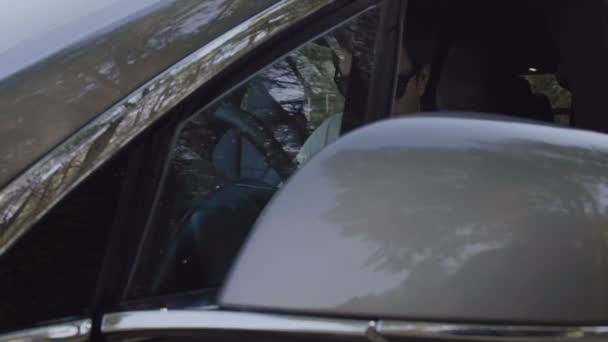 Stylowy Mężczyzna Okulary Wydostać Się Samochodu Facet Zamknąć Drzwi Swojego — Wideo stockowe
