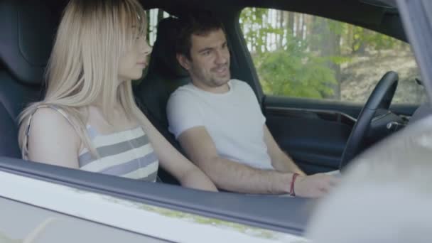 Młoda Para Siedzieć Kabinie Samochodu Ludzie Śmiechu Przy Użyciu Sensorycznej — Wideo stockowe