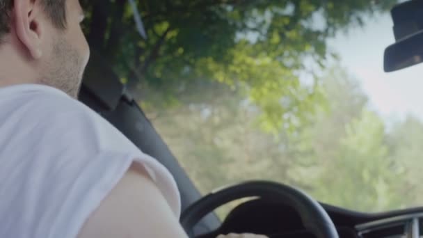 Jovem Dentro Carro Bonitão Está Sorrir Falar Com Alguém Movimento — Vídeo de Stock