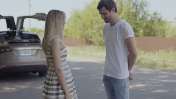 Par Jovem Briga Entre Eles Contexto Borrado Automóvel Com Portas — Vídeo de Stock