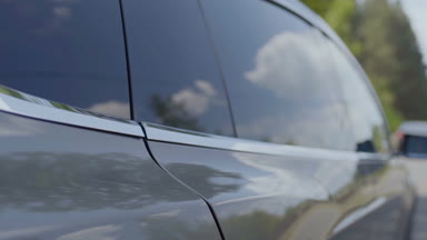 Yukarı doğru elektrikli otomobil otomatik kapılarını açıyor.