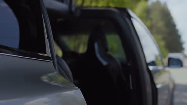 Aşağı için elektrikli araba, otomatik kapılar kapanıyor.