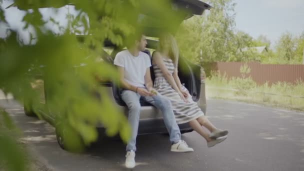 Feliz Amor Casal Sentar Dentro Porta Malas Carro Falando Rapariga — Vídeo de Stock