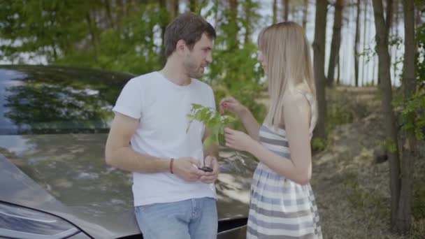 Šťastný Lásce Pár Sedí Kapotě Auta Mluví Sebou Lidé Mají — Stock video