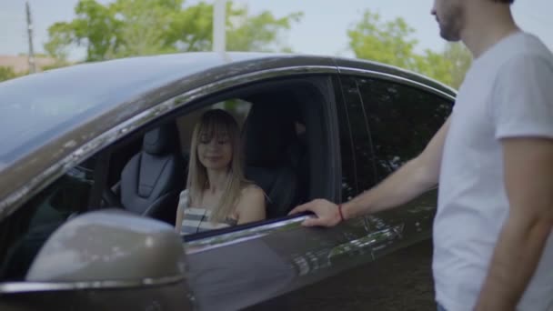 Chica Joven Coche Diciendo Adiós Novio Cerrar Ventana Del Coche — Vídeo de stock