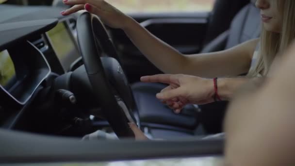 Adam Genç Kız Yeni Arabada Bazı Düğmeleri Kullanmayı Açıklamaktadır Adam — Stok video