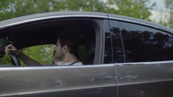 Jovem Conversa Com Sua Menina Sentada Dentro Carro Moderno Pessoas — Vídeo de Stock