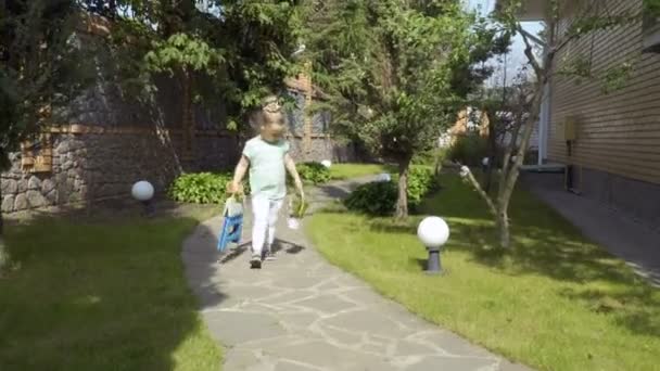 Meisje Wandelen Met Haar Tuinaccessoires Achtertuin Buurt Van Het Huis — Stockvideo