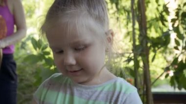 Yakın çekim yüz küçük gülümseyen kız. Olumlu duygu ile mutlu çocuk.