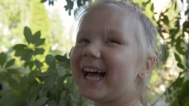 Γκρο Πλαν Πρόσωπο Της Χαμογελαστό Κοριτσάκι Ευτυχισμένο Παιδί Θετικό Συναίσθημα — Αρχείο Βίντεο