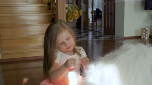 Entzückendes Kleines Mädchen Sitzt Auf Einem Großen Stofftier Und Lächelt — Stockvideo