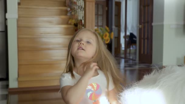 Menina Adorável Sentar Grande Brinquedo Macio Sorrindo Bonita Criança Relaxante — Vídeo de Stock