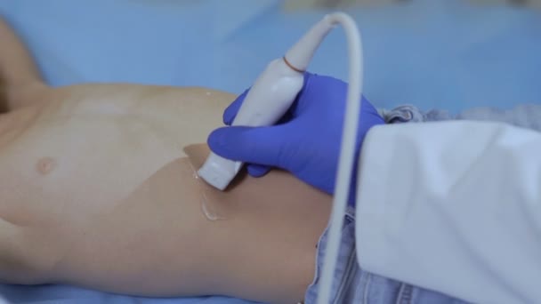 Doktor Ultrasonografie Břicha Malého Chlapce Dítě Recepci Lékaře — Stock video