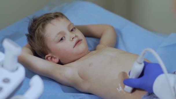 Läkaren Göra Ultraljud Buken Liten Pojke Barn Receptionen Läkare — Stockvideo