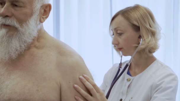 Doctorul Ascultă Bătrânul Stetoscopul Bătrân Recepţie Cardiolog Bătrânul Problemă Plămânii — Videoclip de stoc