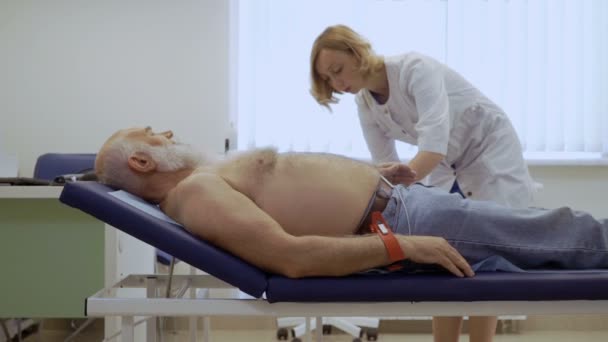 Médecin Prépare Patient Électrocardiographie Femme Prépare Équipement Avant Mettre Sur — Video