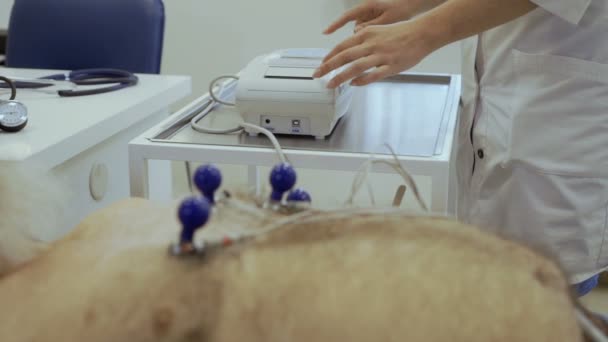 Homem Mais Velho Faz Eletrocardiografia Clínica Homem Idoso Tem Problema — Vídeo de Stock