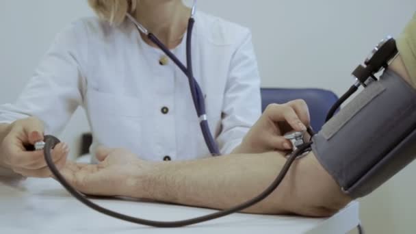 Docteur Vérifie Pouls Homme Âgé Avec Tonomètre Mécanique Vieil Homme — Video