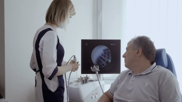 Γιατρός Εξετάζει Ασθενή Μύτη Τηλεσκόπιο Ωρλ Και Κοιτάξτε Την Οθόνη — Αρχείο Βίντεο