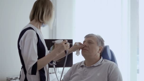 Lékař Zkoumat Pacienta Nosu Orl Dalekohledem Podívat Obrazovce Monitoru Starší — Stock video