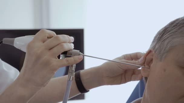 Médico Examina Oído Del Paciente Con Telescopio Ent Mira Pantalla — Vídeo de stock