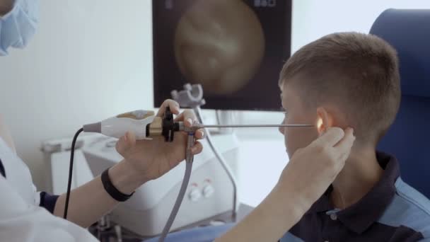 Medico Esaminare Orecchio Paziente Con Telescopio Ent Guardare Schermo Del — Video Stock