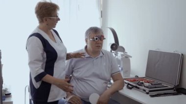 Doktor onay optik deneme çerçeve ile görme mans. Üst düzey adam kötü bir görme ve göz doktoruna modern kliniğinde iade.