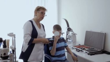 Küçük çocuk kliniğinde gözünde inceleyerek düşünülmeli. Çocuk onun bir gözünü kapat ve ne görmüş doktora söyle.