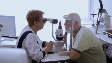 Doktor kontrol görme modern ekipmanla donatılmış komuta sizde. Eski insan üzerinde düşünülmeli bakar ve gözlerini hareket etme. Emekli tanılama görme.
