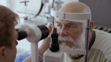 Doktor kontrol görme modern ekipmanla donatılmış komuta sizde. Eski insan üzerinde düşünülmeli bakar ve gözlerini hareket etme. Emekli tanılama görme.