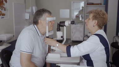 Doktor kontrol görme modern ekipmanla donatılmış komuta sizde. Eski insan üzerinde düşünülmeli bakar ve gözlerini hareket etme. Emekli tanılama görme.