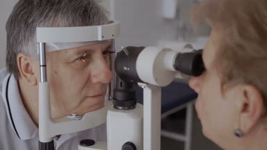 Doktor kontrol görme modern ekipmanla donatılmış komuta sizde. Eski insan üzerinde düşünülmeli bakar ve gözlerini hareket etme. Emekli tanılama görme.